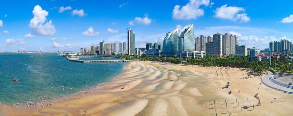 景区靠近金沙湾商圈,站在任意角落都可以眺望港城地标——湛江奥体