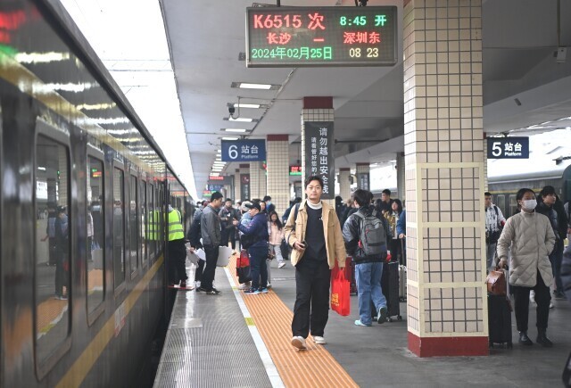 今天8时45分,由长沙车站开往深圳东站的k6515次联通爱心专列在长