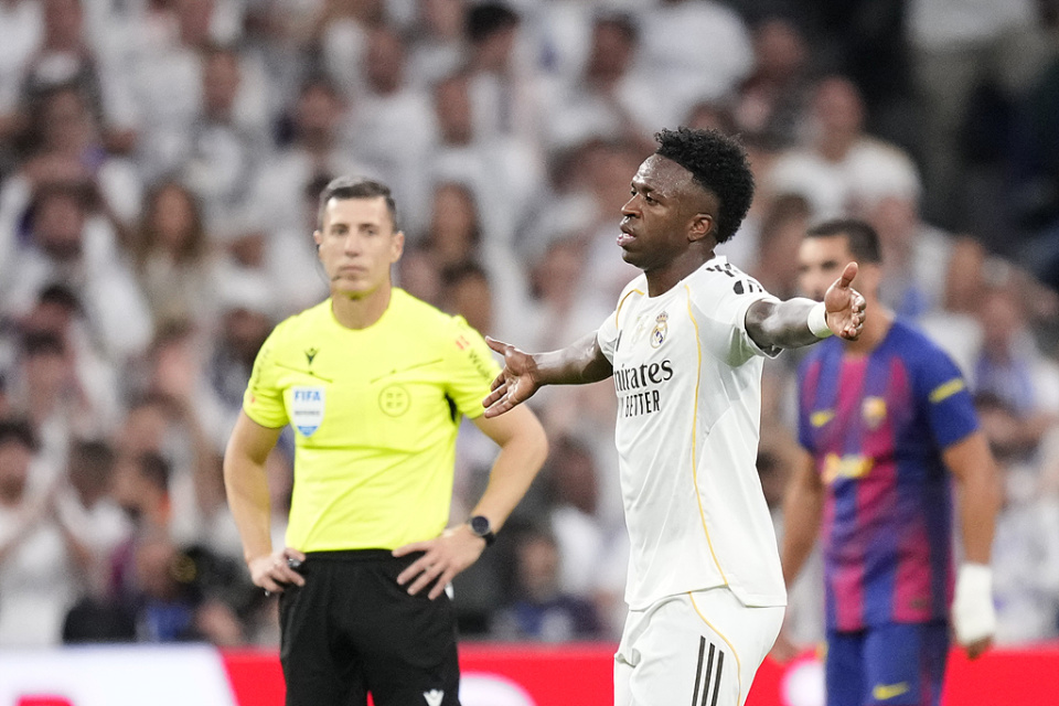 不满被换下！皇马1.5亿巨星气炸了，摊手抱怨+无视主帅径直回更衣室