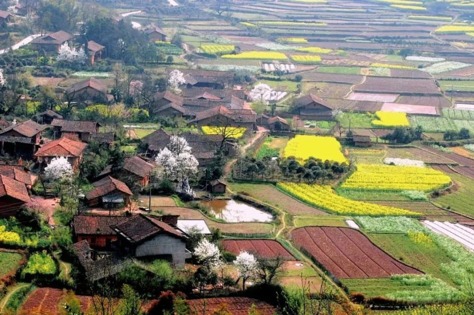 漏底村,位于玉山县双明镇陶然村,有四百多年历史.
