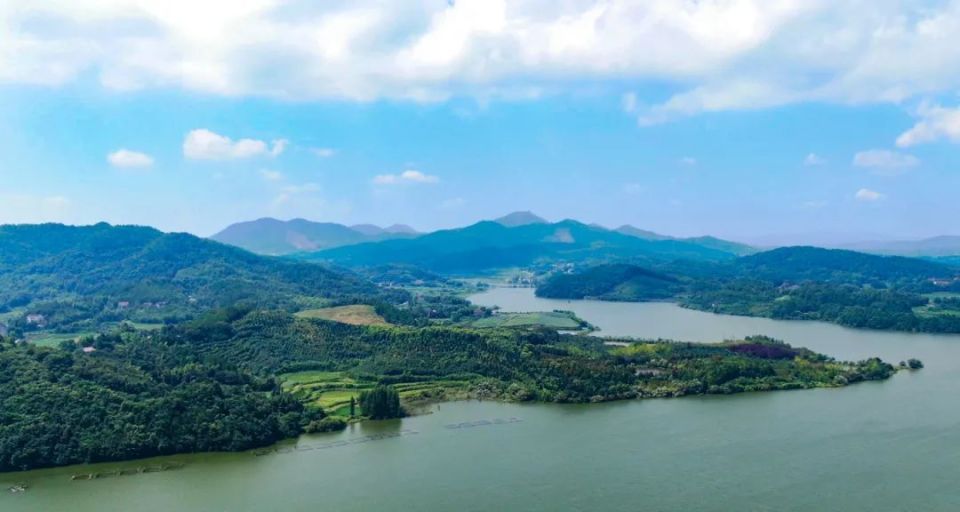 青山湖:与黄山寨相依相伴的青山湖,因"青山出平湖"而得名,是庐江县最