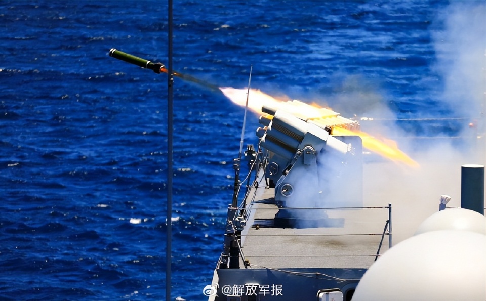 海军多型舰艇实弹射击 画面超燃!