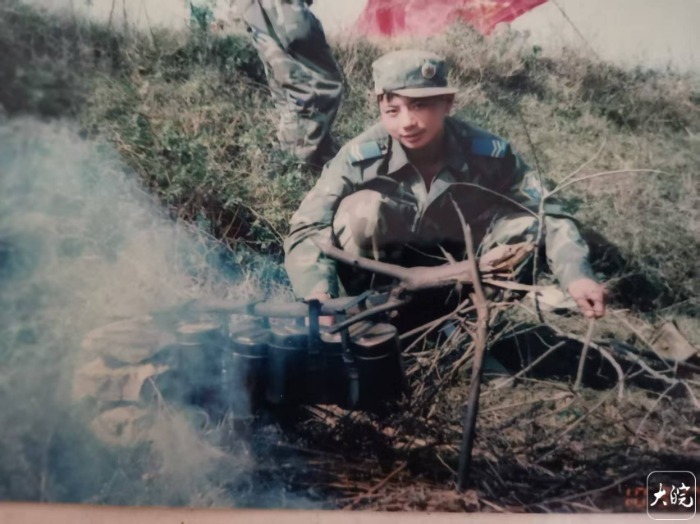 “空降兵十五勇士”之一的刘志保回忆17年前生死盲跳：该冲就冲，不把危险留给百姓_腾讯新闻