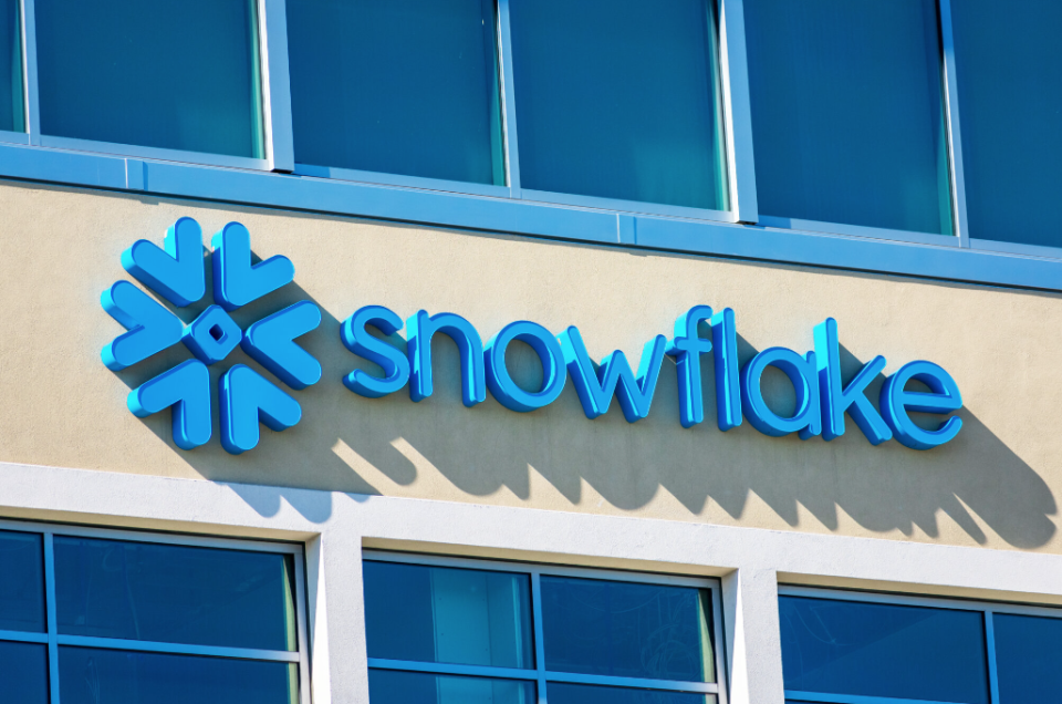 业绩疲软与股价暴跌23%背后:云数仓snowflake掌门人权利更迭 | 看财报