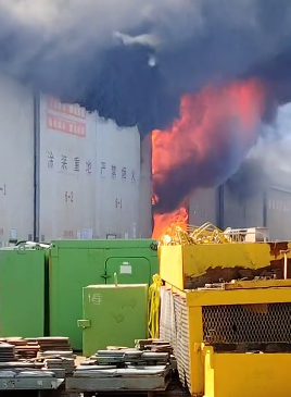 辽宁旅顺一船厂突发火灾,现场浓烟滚滚,多方回应