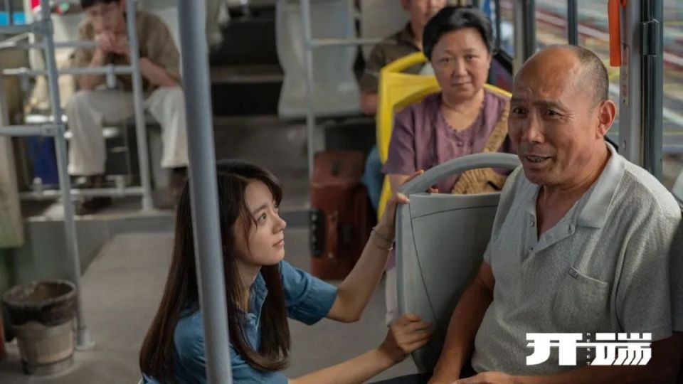 年轻人卧铺挂帘子,也挡不住有人要倚老卖老_腾讯新闻