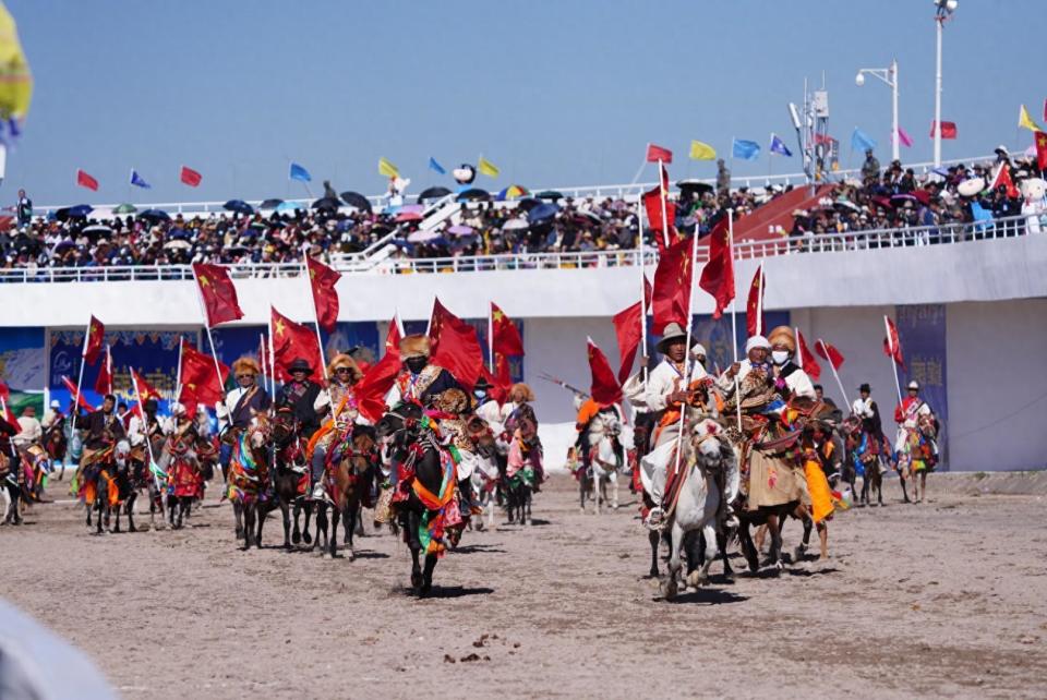 那曲举办2024恰青赛马节暨第三届"乡村振兴 那曲奋进"活动