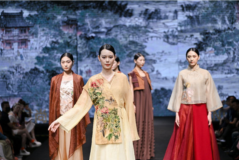 "岭南衣"焕新彩!广交会上刮起不一样的"时尚风"_腾讯新闻
