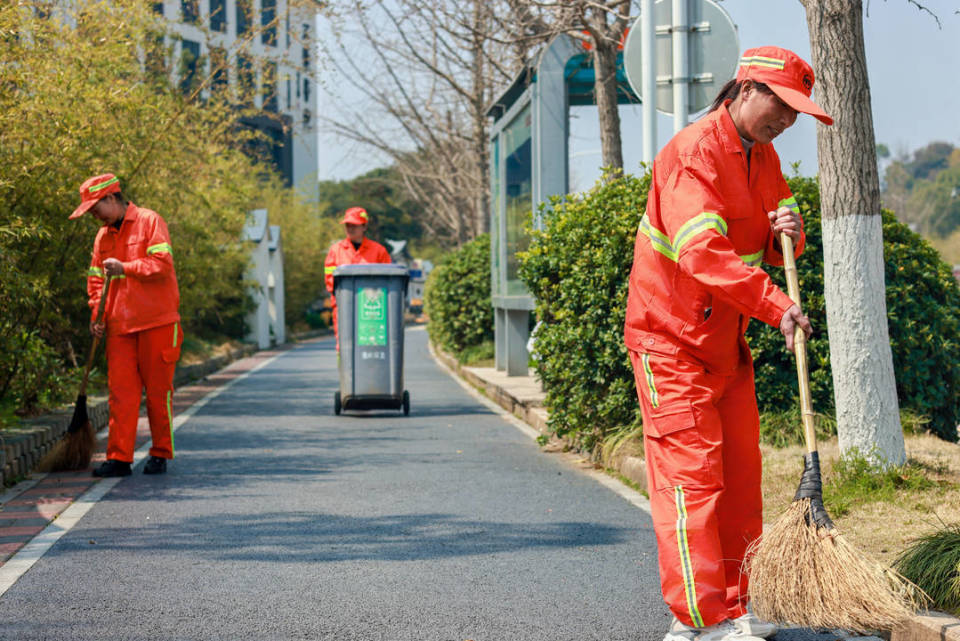 当环卫工人穿上中国传统服饰马面裙