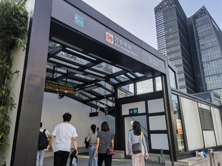 地铁站该不该安装门帘潮新闻展开随即调查杭州地铁回应