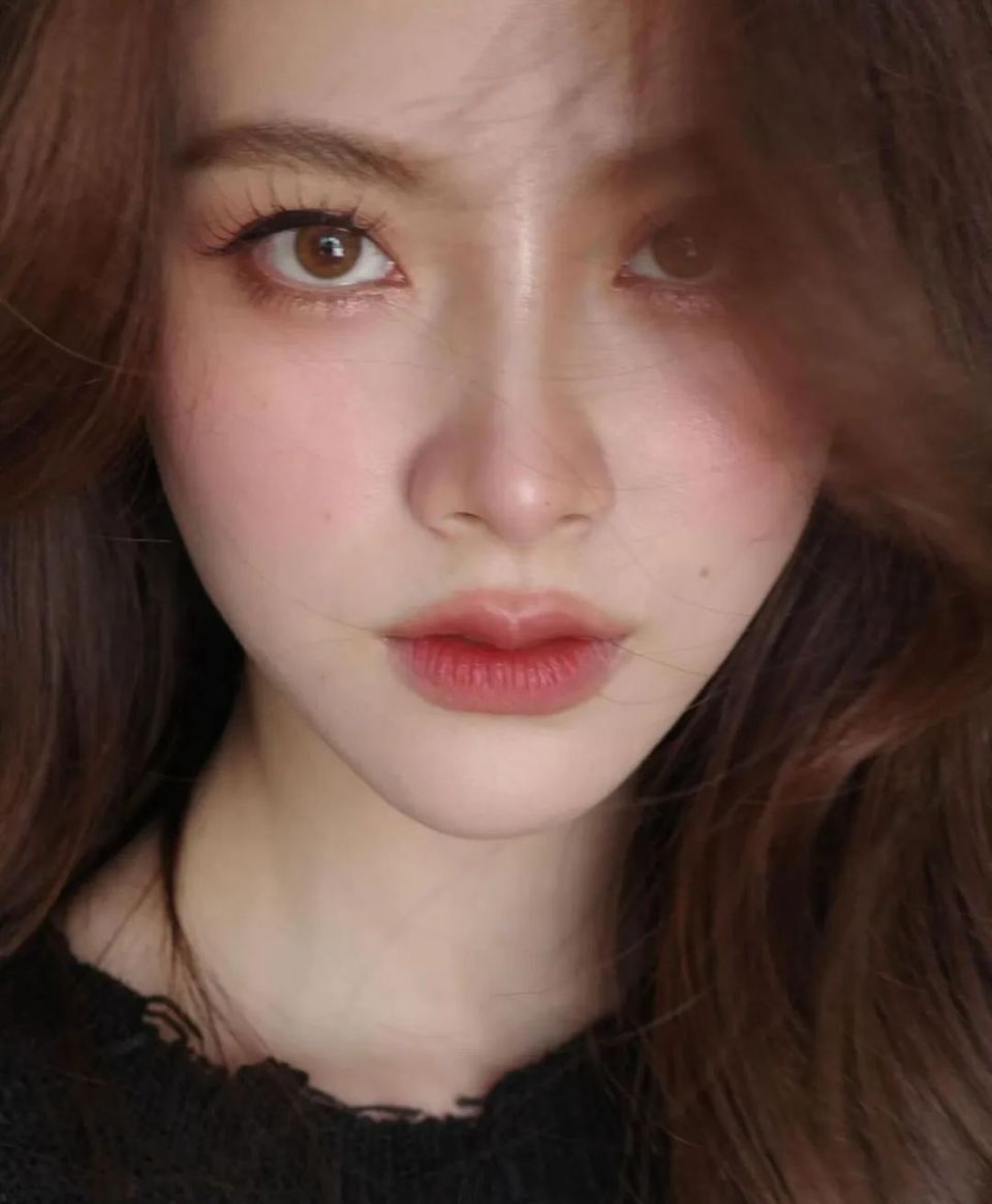 强调面部线条圆钝感,多利用光影感与色彩晕染,来达到修饰五官的效果