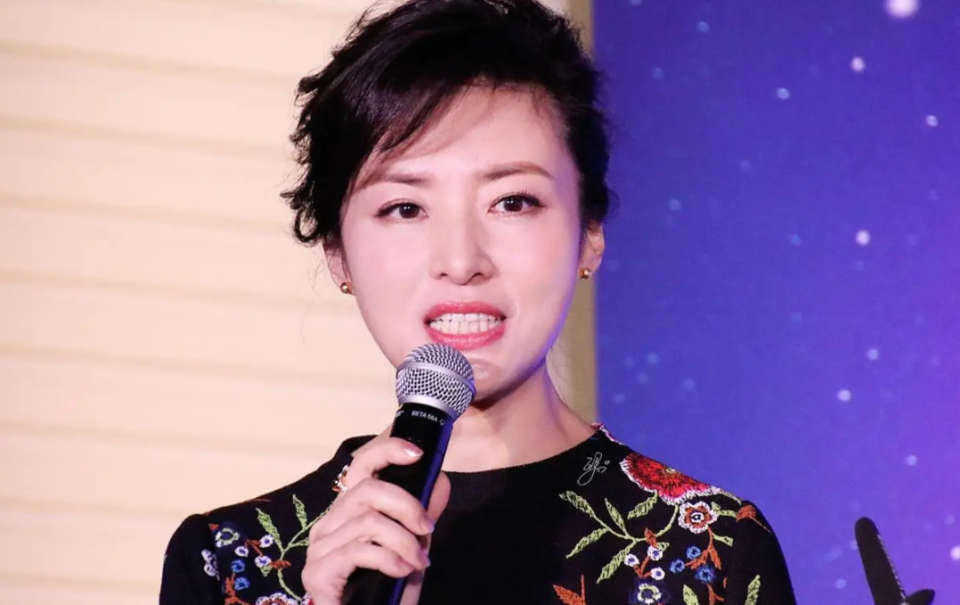 55岁周涛近况曝光：主持春晚17年，离开央视7年后怎么样了_腾讯新闻