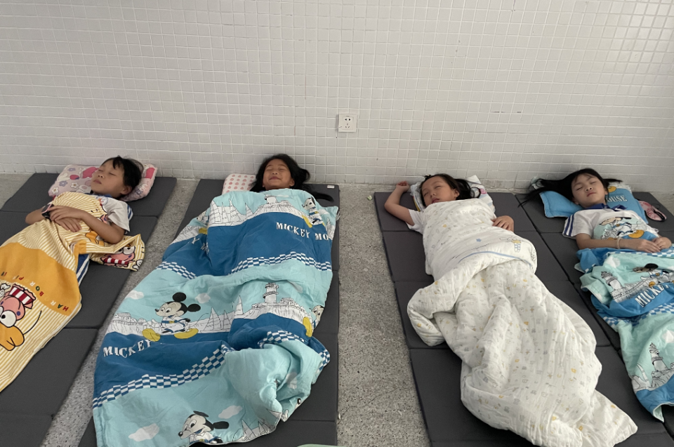 冲上热搜!深圳学生解锁"躺平午休",网友:希望全国推广