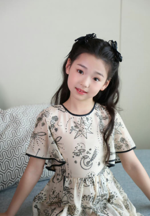 且不说小酒窝的父母是明星,就算她是普通人家的女儿,这样的长相也招人