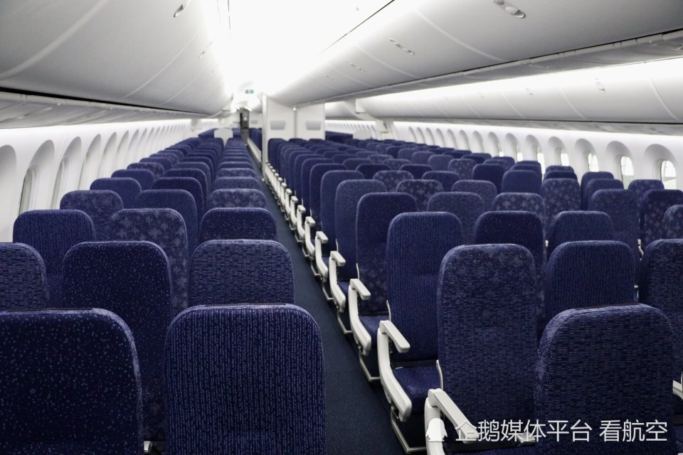 近日,全日空通过社交平台公布了其运营国内航线的787-10飞机及内饰.