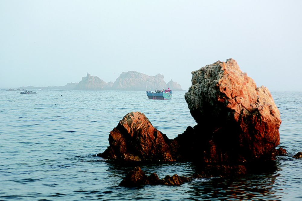 大连石槽:山海交响,礁石奇观,夕阳下的静谧画卷