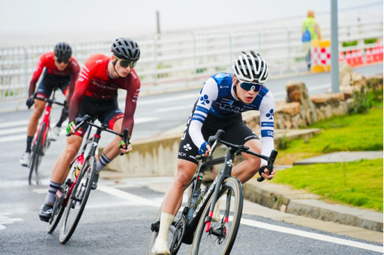 千余名自行车手上演环岛公路极速竞赛骑游竞速两不误