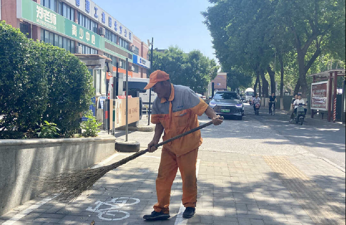 济南市城管局:气温超38℃保洁人员全天停止户外作业,高温作业人员每月