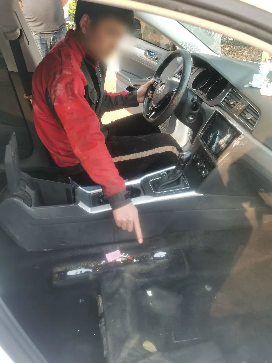 坐在前后排座椅被拆除驾驶室内未按要求系安全带该男子不仅民警发现嚯