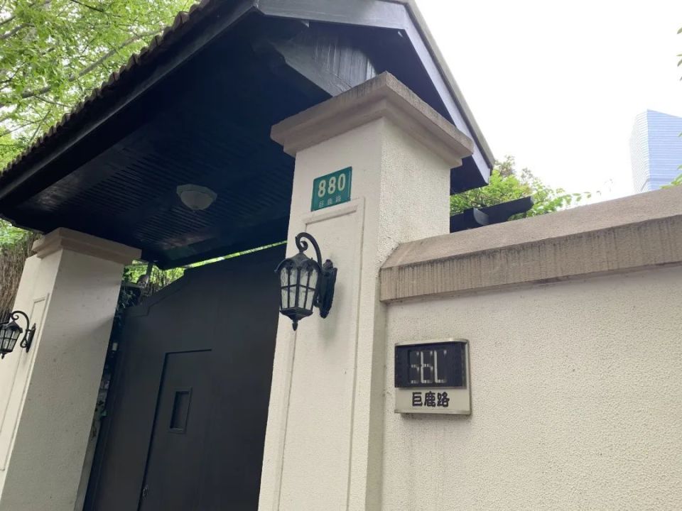 按照产证面积约307平方米计算,天价成交传得沸沸扬扬,巨鹿路一套花园