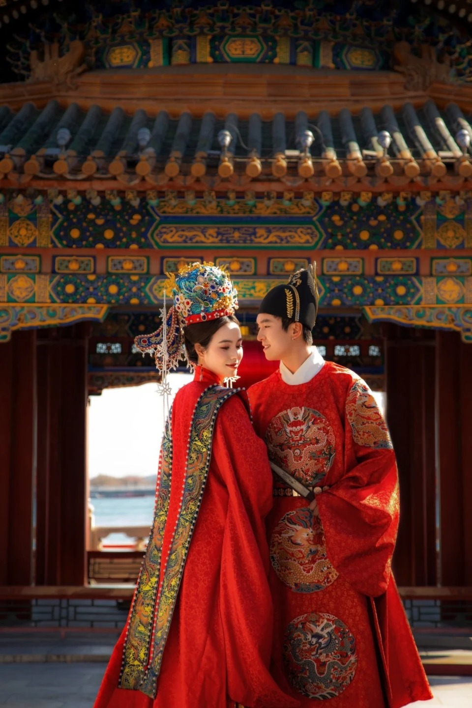 俊男靓女王蔷晒结婚照凤冠霞帔锦衣华裳