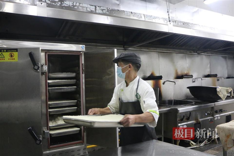 暖胃更暖心高校食堂大叔17年拾金不昧百余次