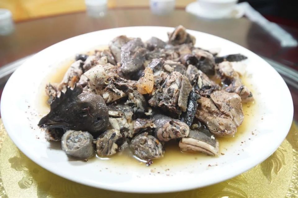 香疙瘩鸡,是楚雄州双柏县的一道风味美食,蕴藏着深远的传统饮食文化