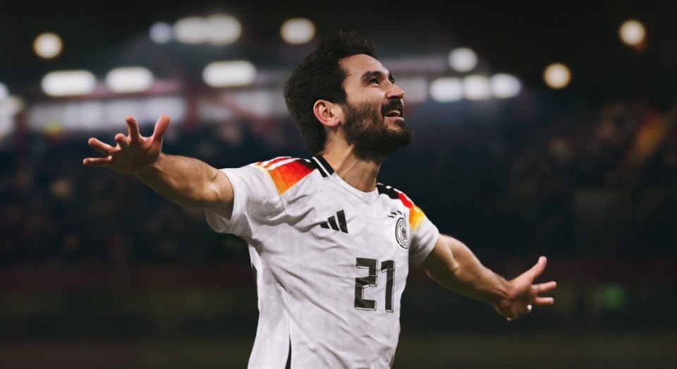 德国队发布欧洲杯球衣:主场白色 黑红黄条纹,客场粉紫色