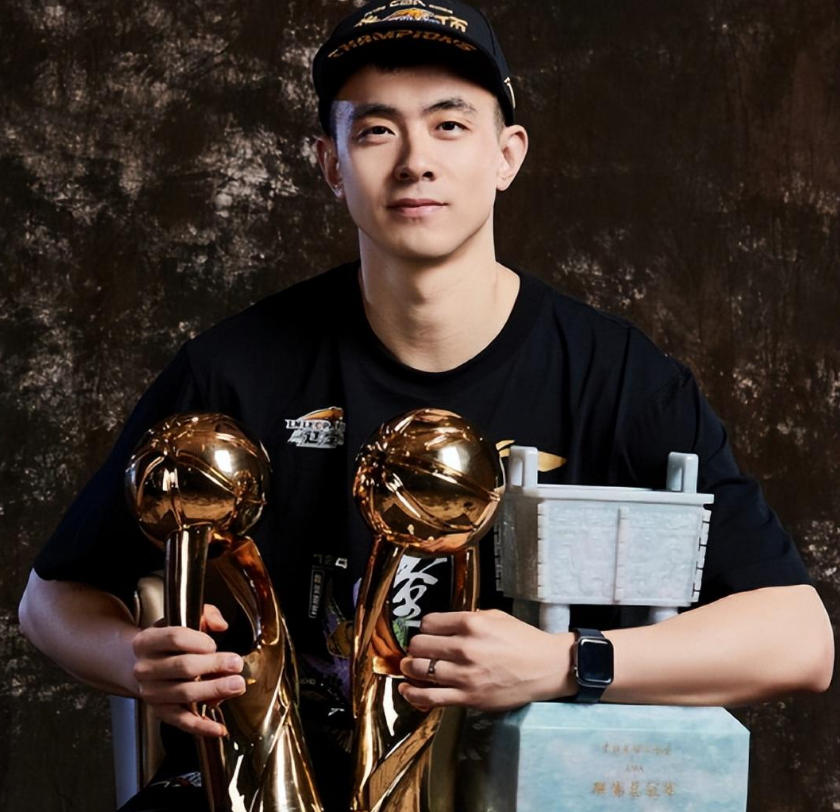 辽宁队cba总冠军写真出炉!赵继伟环抱3奖杯,韩德君书生气十足