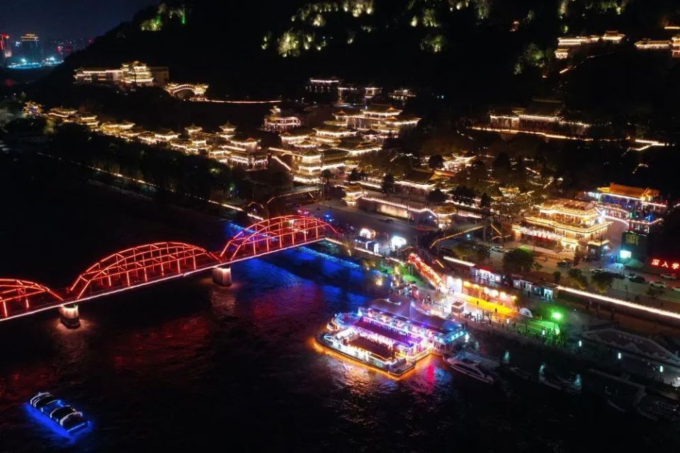 在兰州市城关区拍摄的兰州黄河铁桥中山桥及白塔山公园夜景(无人机