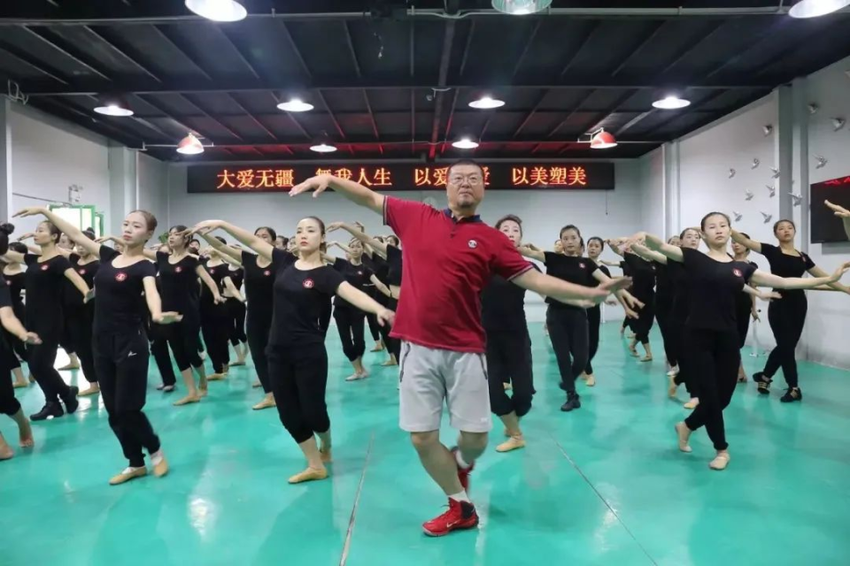 深挖 | 把蒙古舞跳得"形神兼备"的这位院长,竟是朝鲜族,曾为上舞台两
