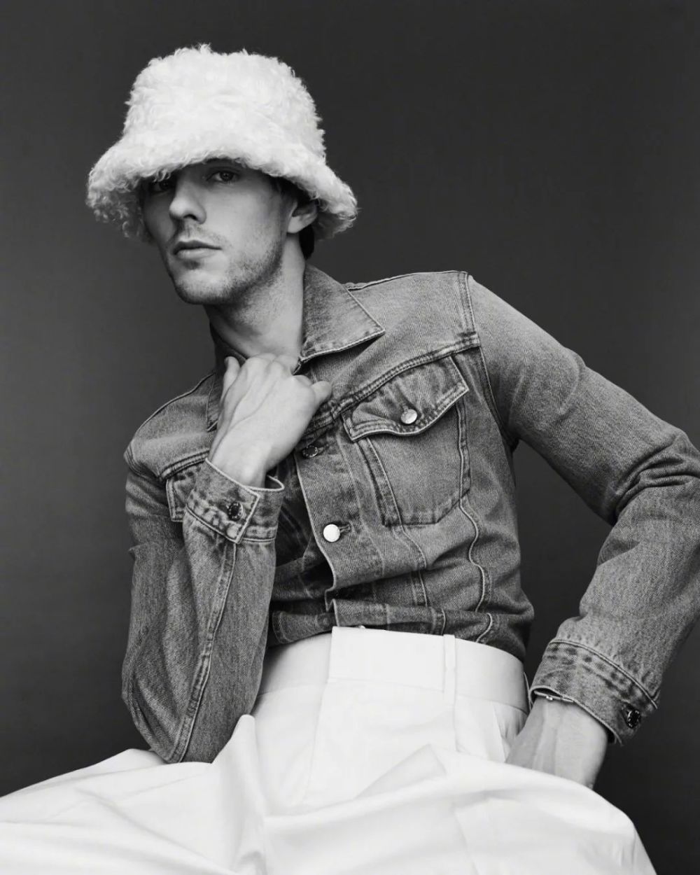 尼古拉斯·霍尔特格调型男杂志大片,新片合作凯奇变身吸血鬼仆人_腾讯