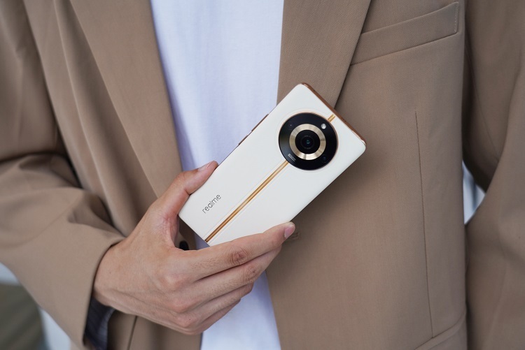 真我11系列手机发布售价1599元起超大杯采用2亿像素主摄