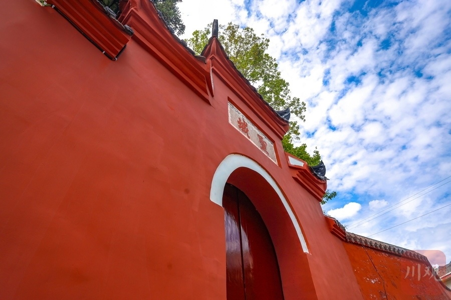 据了解,清溪文庙位于清溪古城东北隅,为汉源县花海果乡旅游区重要景点
