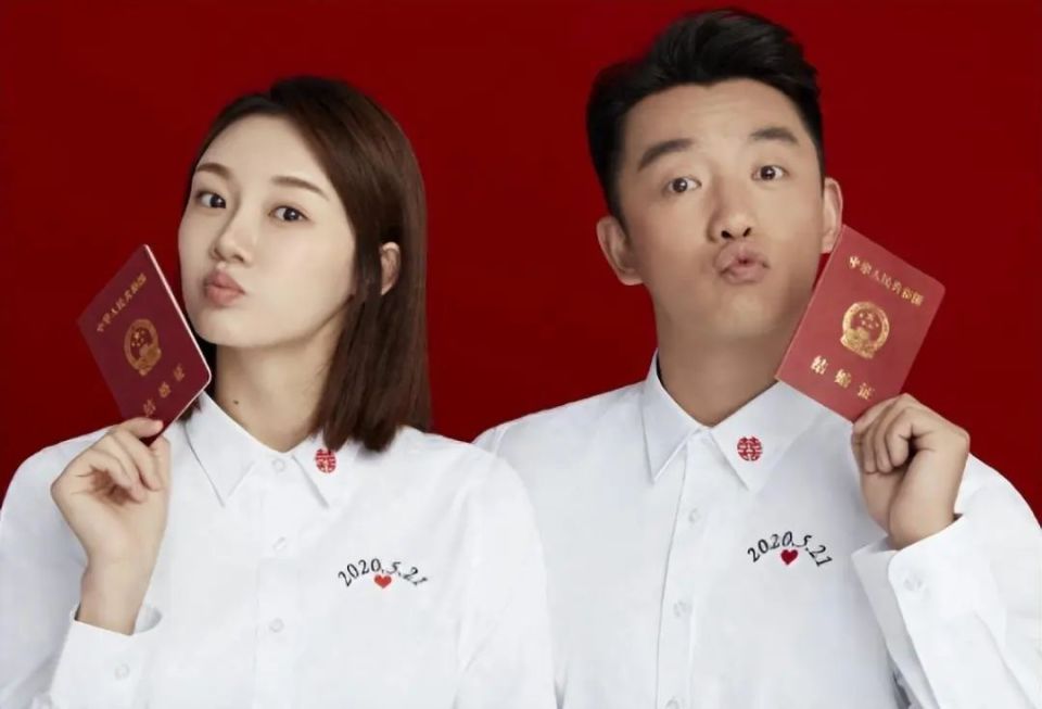 郑恺苗苗带女儿现身机场:35岁苗苗拉着女儿,37岁郑凯一人推四个箱子