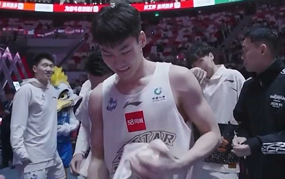 在2日进行的预赛中,持外卡参赛的业余球员方磊以一记高难度飞跃扣篮