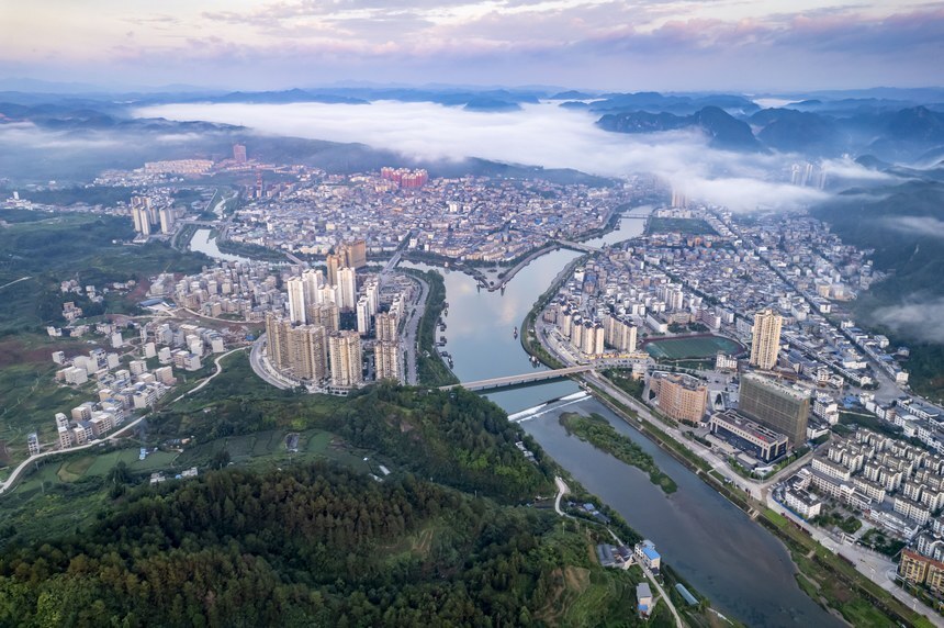 2023年7月10日,雨后的贵州省黔东南州施秉县城,远处的云雾与绿水青山