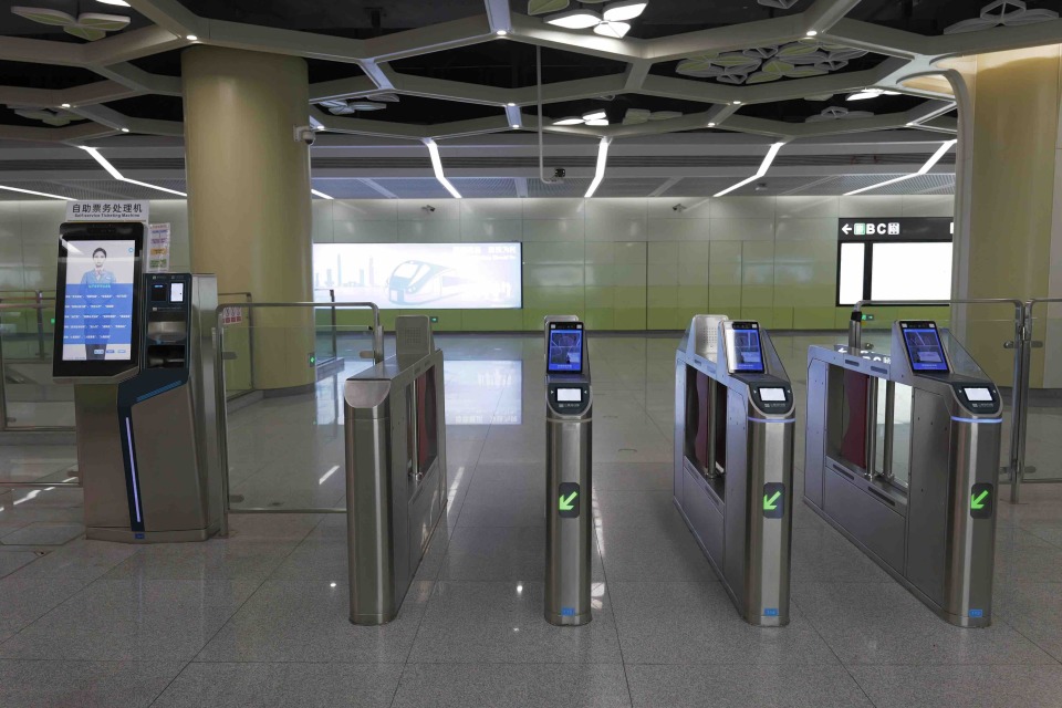 当乘客未刷卡或未扫码经过闸机时,闸门会自动