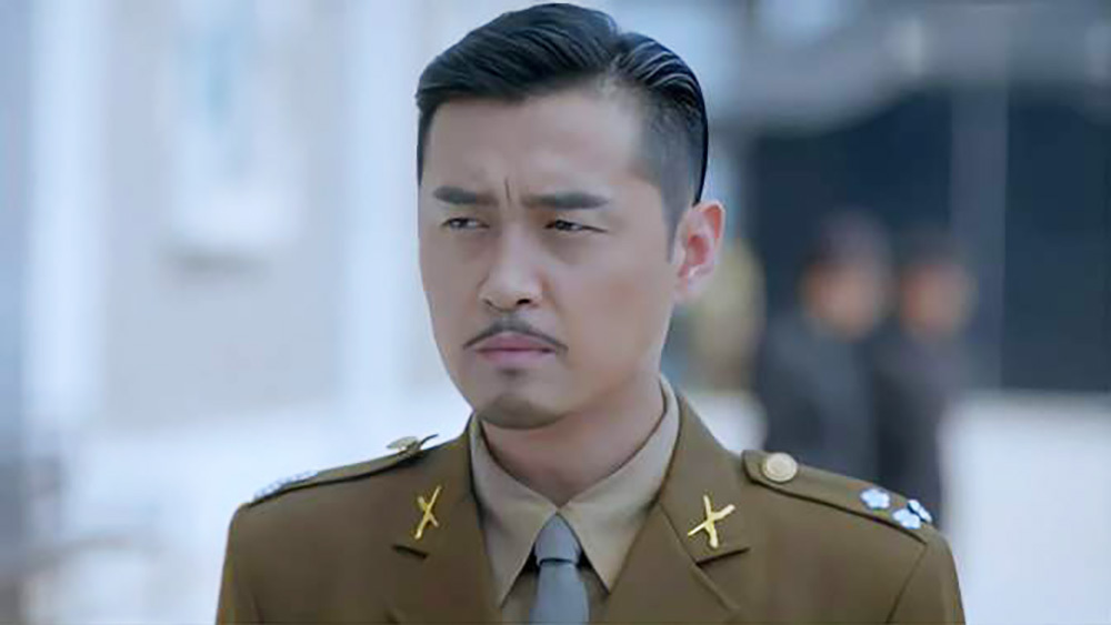 任柯诺饰演的费思清,作为情报处的处长,老谋深算,谨慎多疑,一生扑在