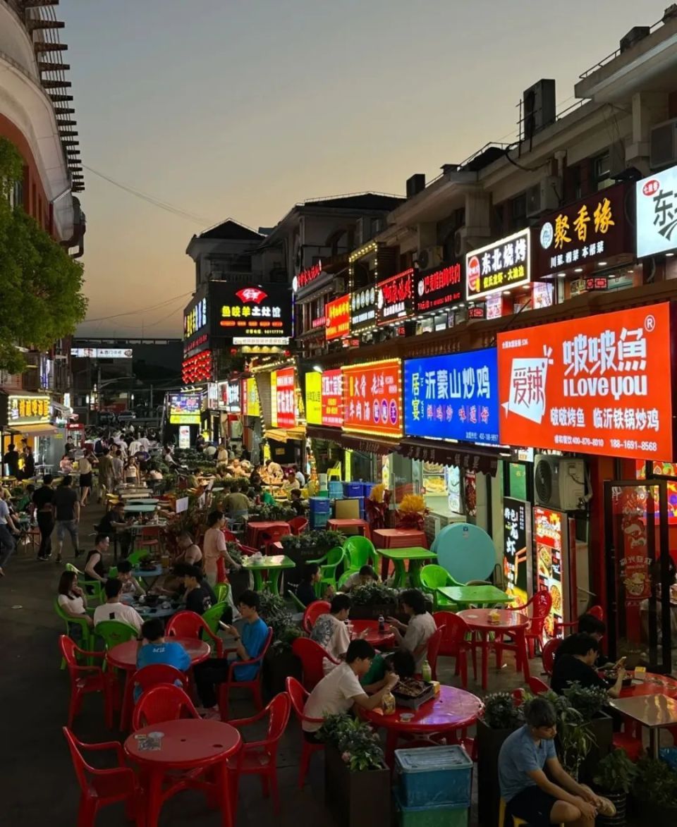 地址:宝山区聚丰园路55号交通:地铁7号线上海大学站彭浦幸福夜市曾经