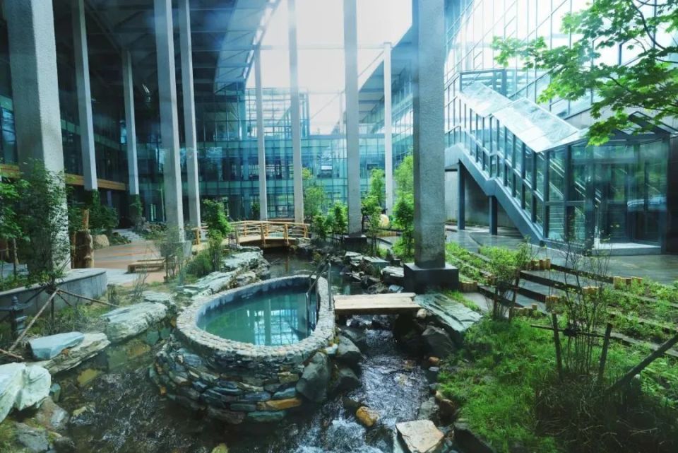 二道白河店这是一家背靠大片森林,将自己融入自然之中的露天汤泉特色