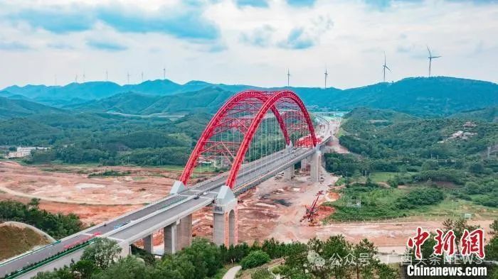 (南玉珠高速岑溪至大新段)玉横段路面一标二标建设已进入冲刺收尾阶段