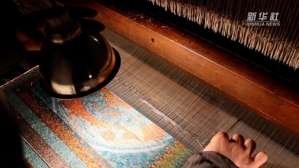 他们将传统丝绸染织技艺与日常生活相结合,开发出婚纱照,艺术照等