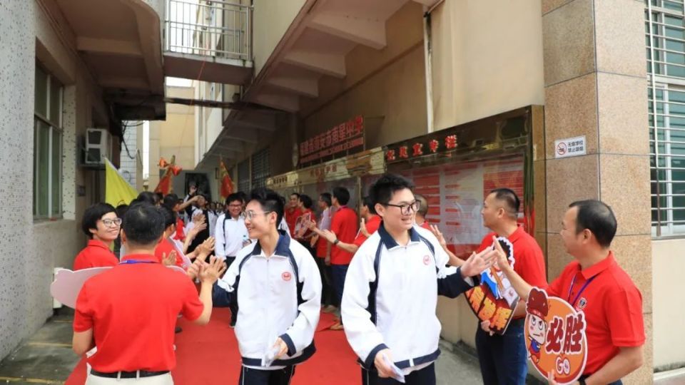 胜利与祝福的红色polo领教师们统一身着南星中学的传统送考仪式再次