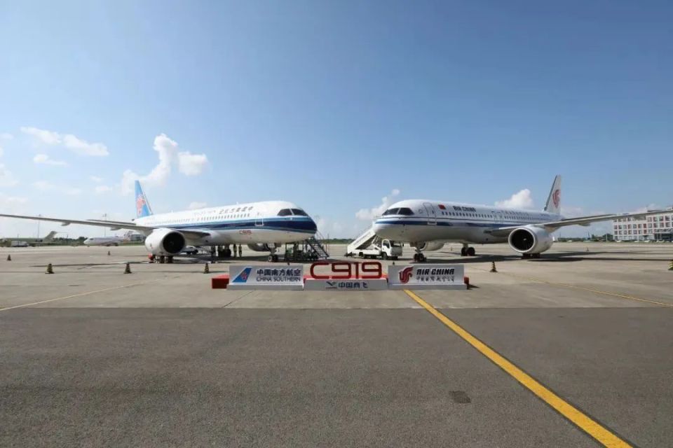 中国国产大型客机c919同时交付国航和南航首架飞机!