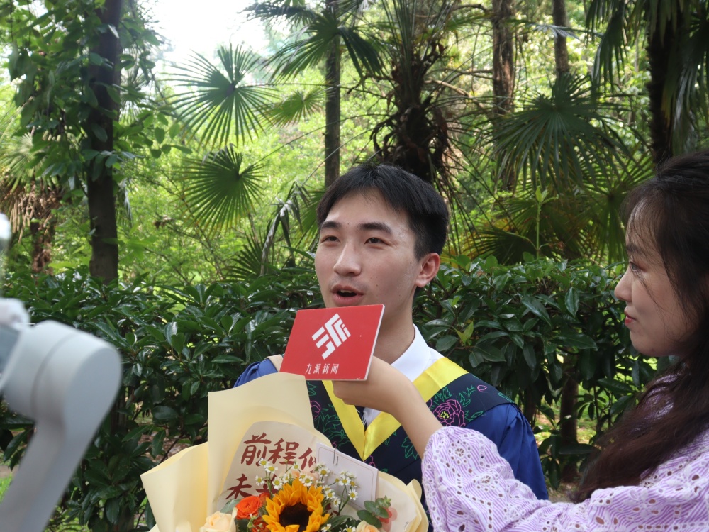 學(xué)士服畢業(yè)禮服_畢業(yè)典禮學(xué)士服是學(xué)校發(fā)嗎_畢業(yè)典禮父母穿兒子學(xué)士服圓夢