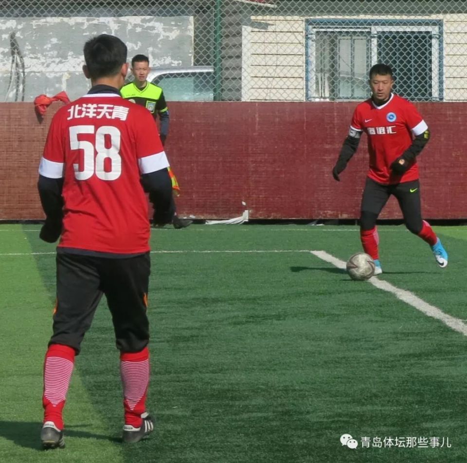 王泽楷现场观战,半岛虎队和樱花跻身青岛市足协杯四强