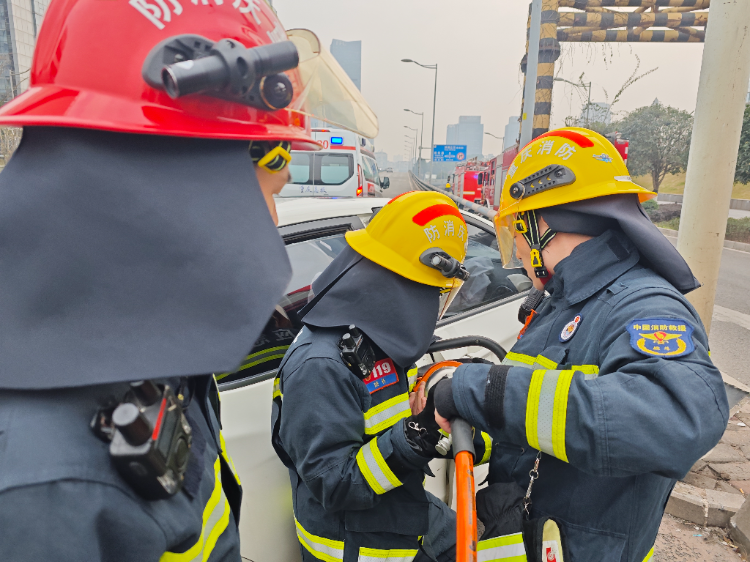 重庆渝北区:消防员归队途中发现车祸现场 火速救人显真情_腾讯新闻