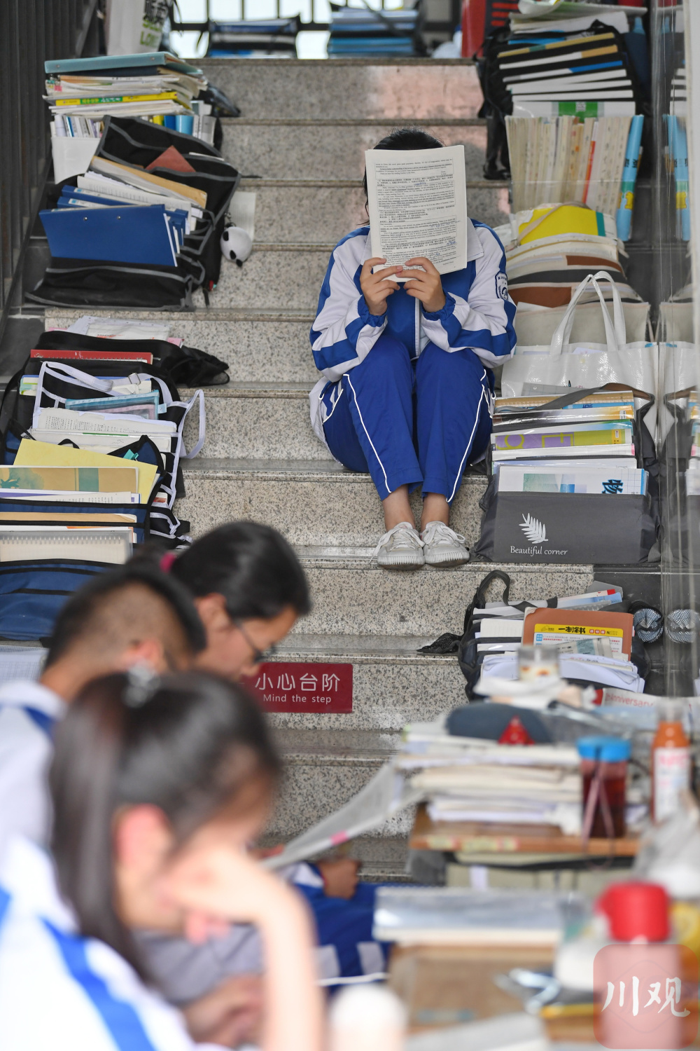 成都市中和中学高三年级,高三学生在教室内专注复习.