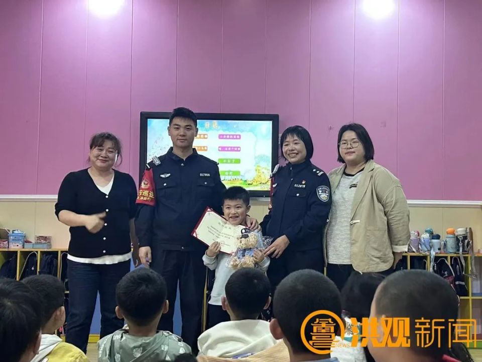 快看!江西好多地方的警察叔叔送奖状进学校